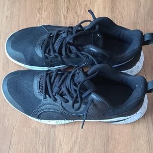 Nike Fly by mid basketball shoes